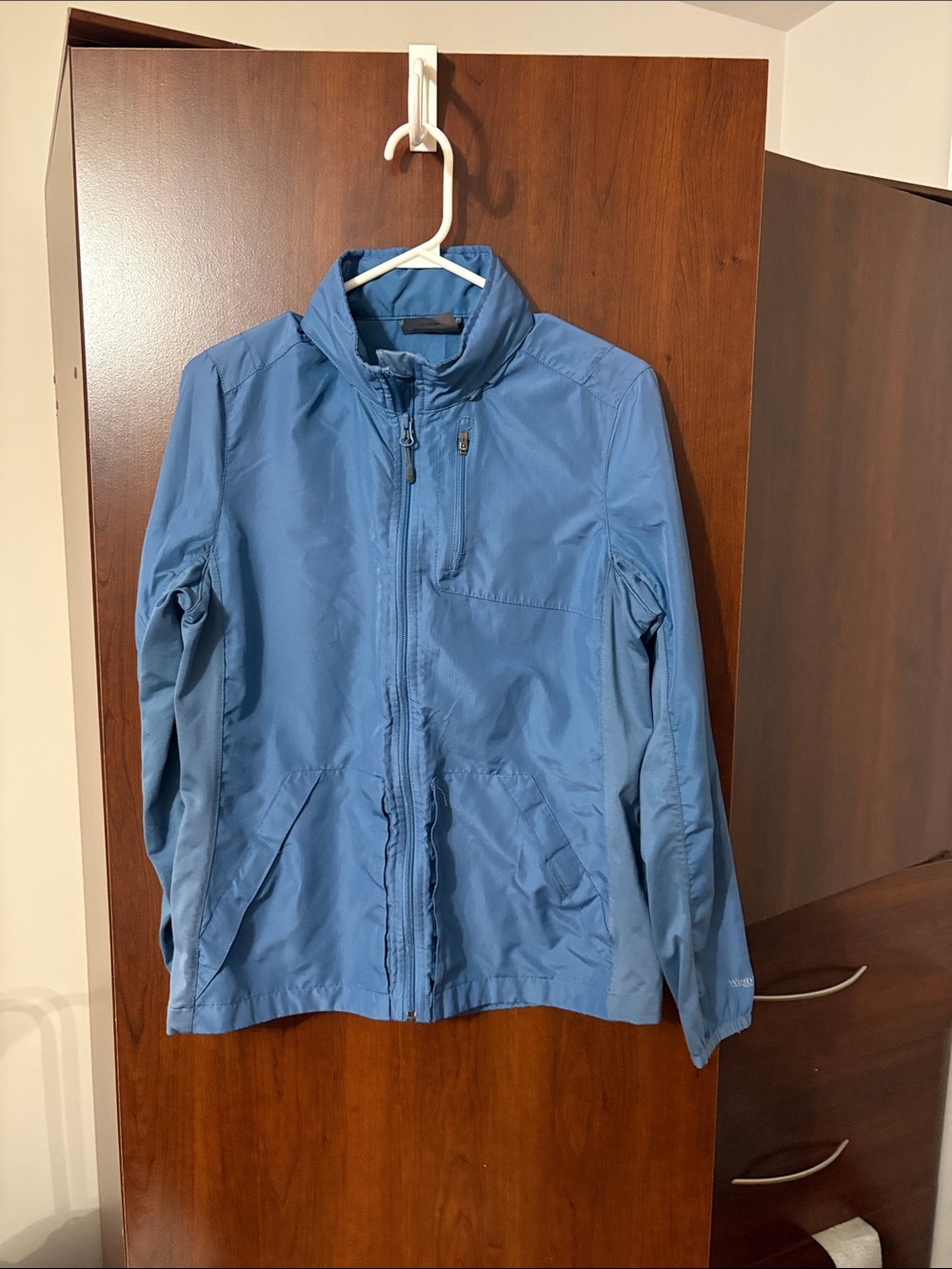Wind River  Blue Light  Zip-Front Jacket with hood - size Medium